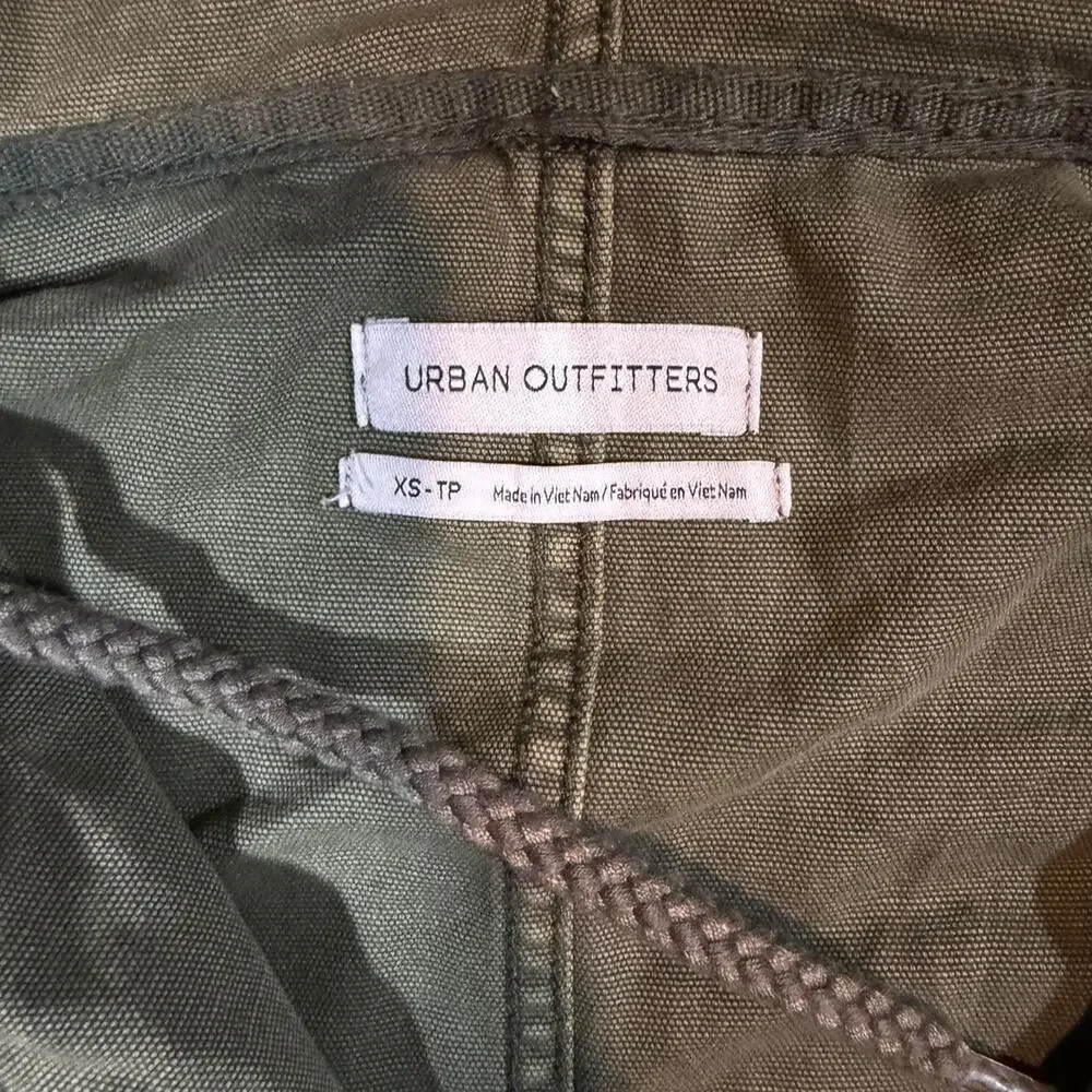 Urban outfitters green military style‎